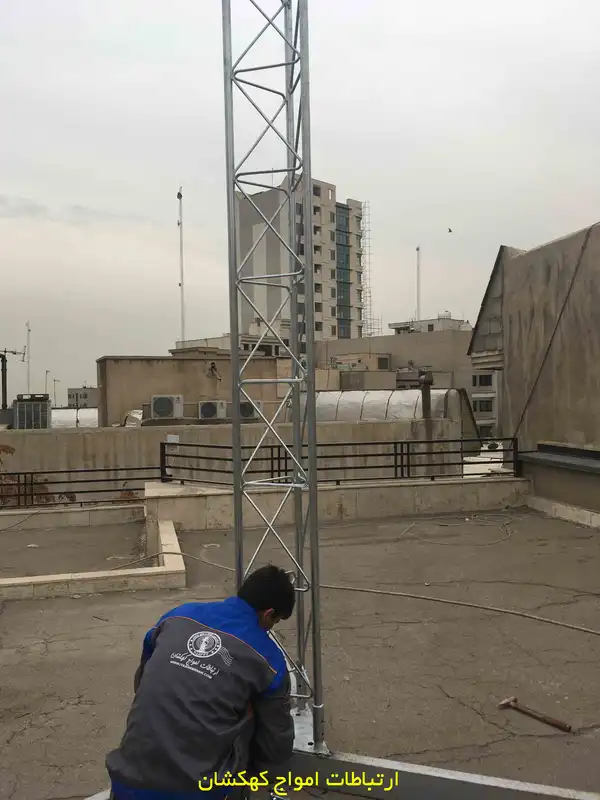 عملیات اجرای دکل مهاری در محل مشخص‌شده پروژه