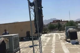 اجرای فونداسیون و نصب دکل مهاری در اداره صنعت و معدن دلیجان