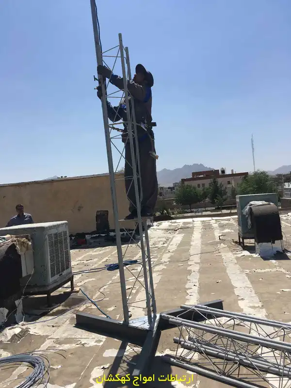 اجرای فونداسیون و نصب دکل مهاری در اداره صنعت و معدن دلیجان