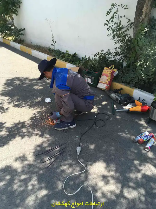 اجرای مهاربندی و نصب دکل جی 35 اداره برق آذری