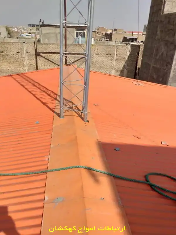 عملیات اجرای پروژه نصب دکل مهاری در دانشگاه علوم پزشکی ساوه