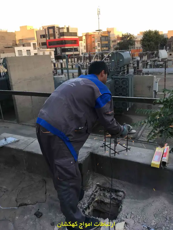 عملیات برپایی دکل مهاری در اداره برق جیحون