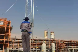 اتصال دو سکشن دکل با فلنج مخصوص و مهره‌کشی دقیق