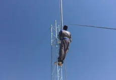 نمای کامل دکل مهاری پس از نصب در دهیاری شترخوار