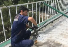 ریگلاژ و تنظیم دقیق دکل مهاری شرکت متالوژی رازی در پشت‌بام