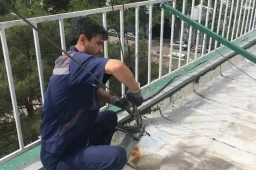 ریگلاژ و تنظیم دقیق دکل مهاری شرکت متالوژی رازی در پشت‌بام