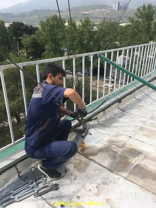 ریگلاژ و تنظیم دقیق دکل مهاری شرکت متالوژی رازی در پشت‌بام