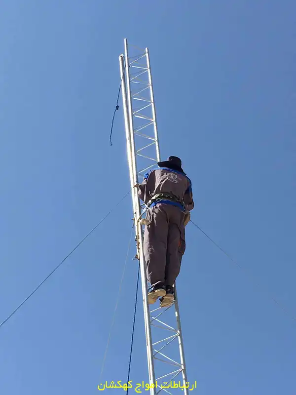 مراحل پایانی نصب دکل مهاری دهیاری حصار حصارقاضی