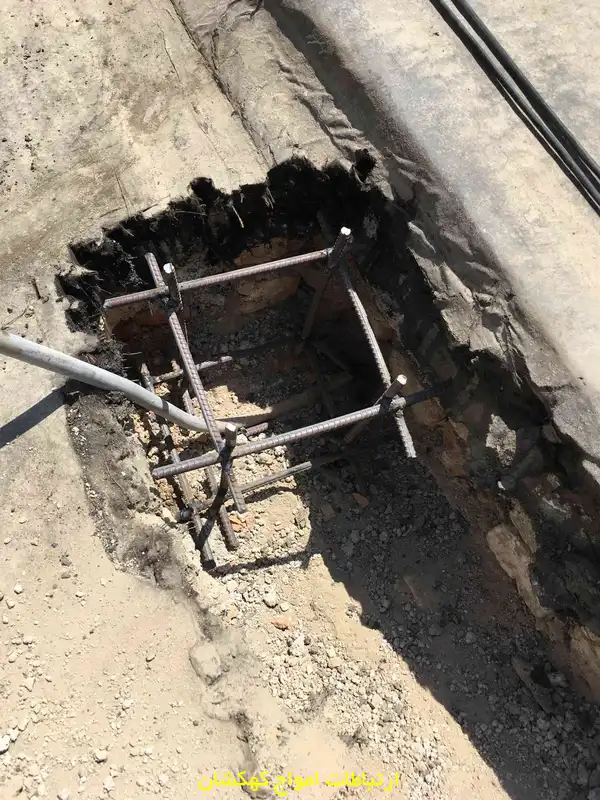 نصب دکل فلزی مهاری جی 35 در اداره برق آذری