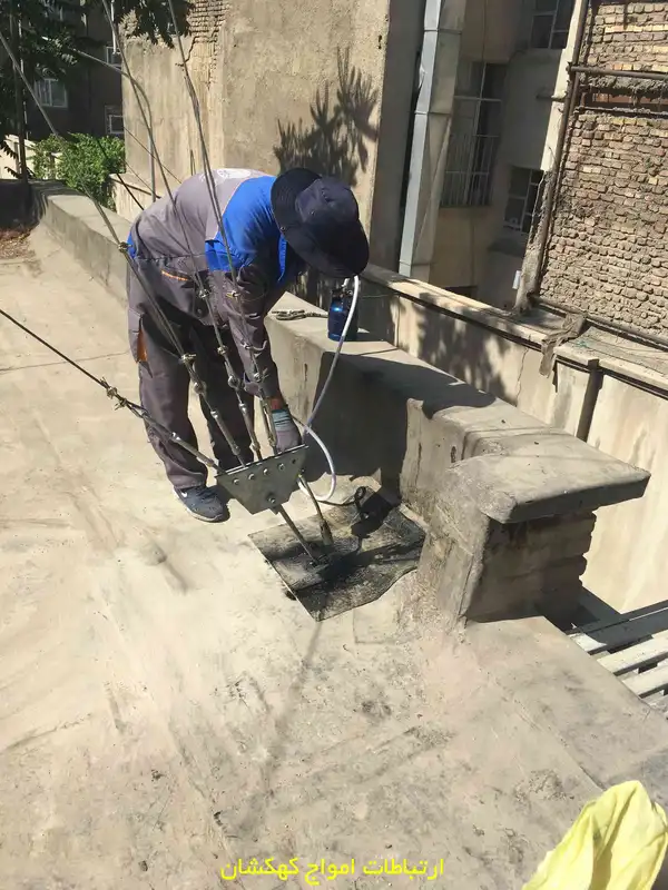 نصب دکل مهاری در محوطه اداره برق جیحون