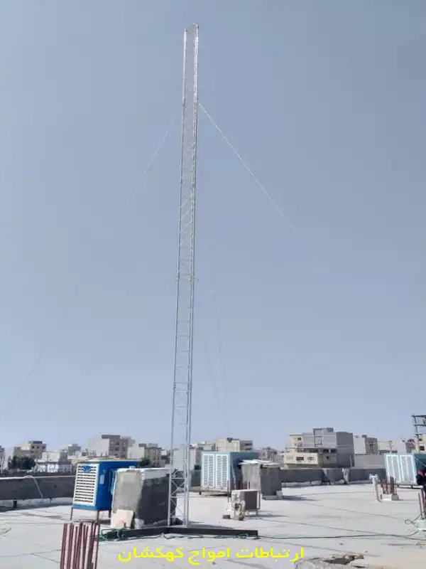 اجرای عملیات نصب دکل مهاری در دانشگاه علوم پزشکی ساوه