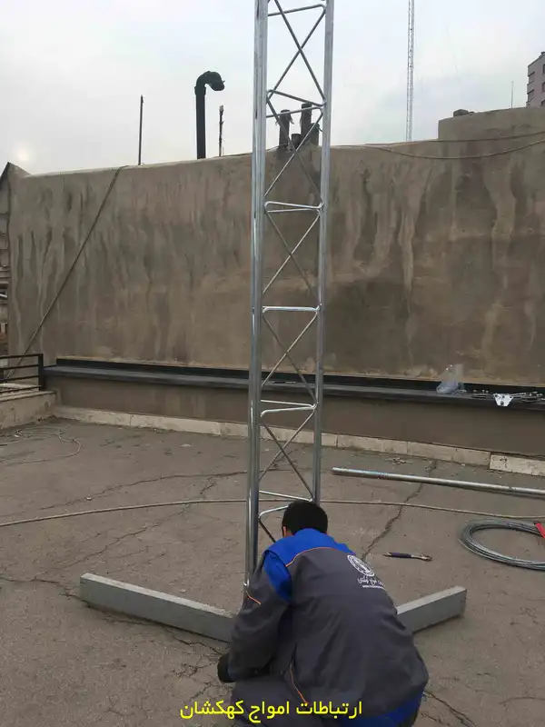 اجرای عملیات نصب دکل مهاری در پروژه جدید