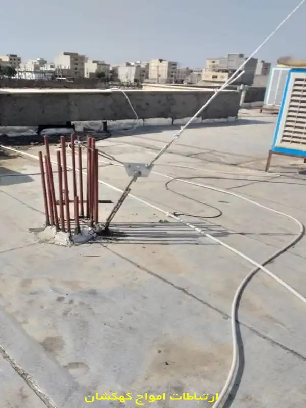 استقرار و نصب سازه دکل مهاری در دانشگاه علوم پزشکی ساوه