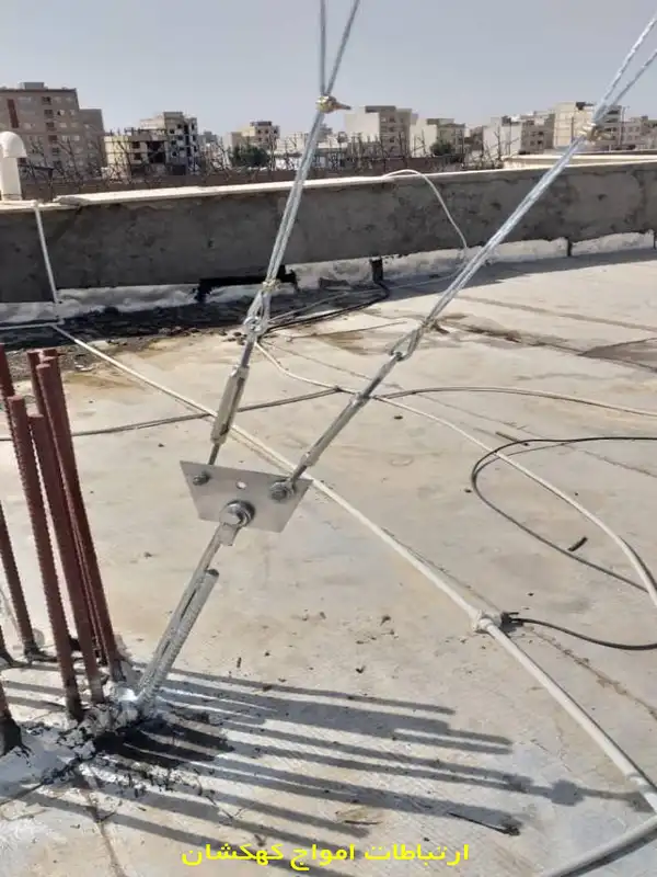عملیات نصب پایه دکل مهاری در دانشگاه علوم پزشکی ساوه