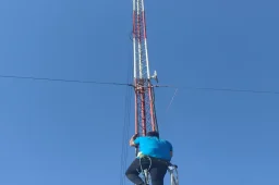 نصب دوربین و لینک رادیویی برای نظارت تصویری در مسیر ریلی راه‌آهن